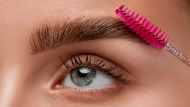 Дівчина демонструє мікроблейдинг