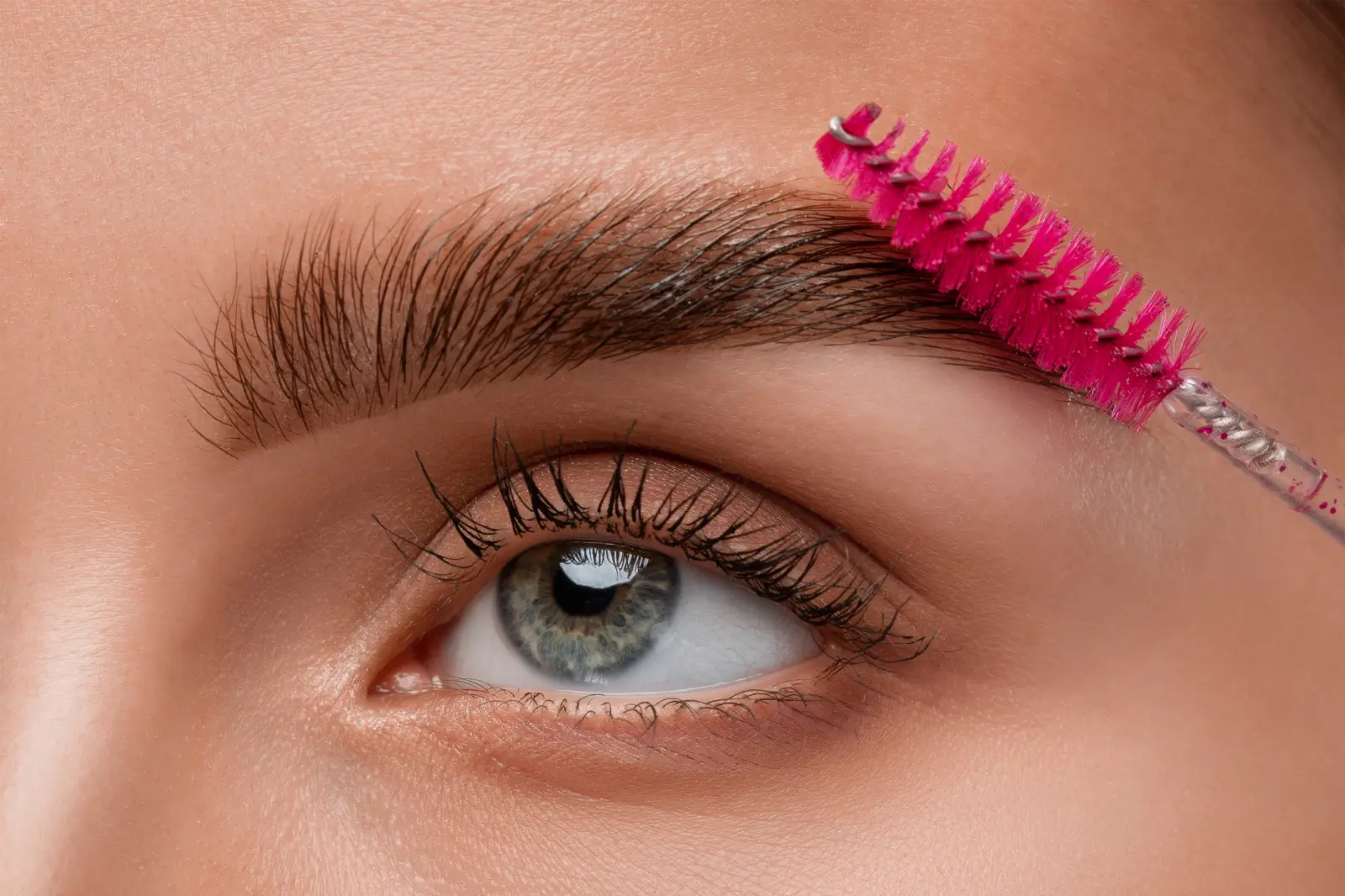 Дівчина демонструє мікроблейдинг