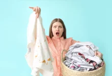 Дівчина з брудним одягом в руці