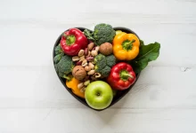 Еда в посуде в форме сердца