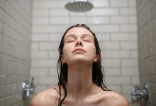 Дівчина миє голову