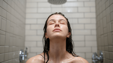 Дівчина миє голову