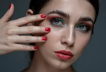 Девушка наносит мейк пальцами