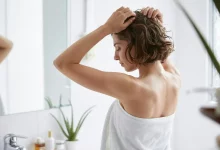 Дівчина займається б'юті процедурами вдома