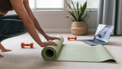 Дівчина розгортає килимок для йоги