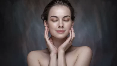 Дівчина демонструє результат масажу обличчя