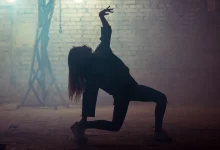 Девушка танцует зумбу