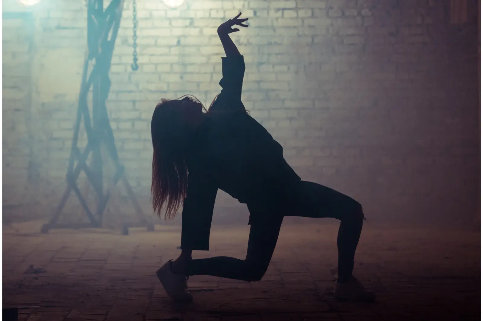 Девушка танцует зумбу