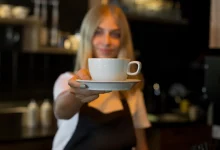 ДІвчина подає каву