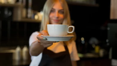 ДІвчина подає каву