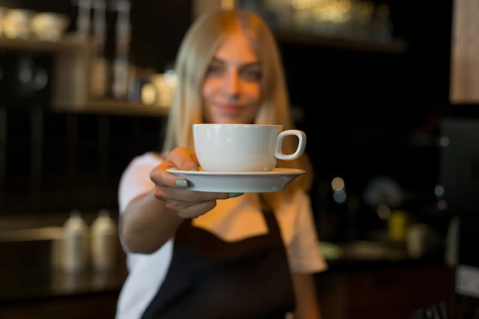 ДІвчина подає каву