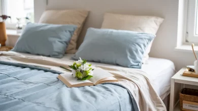 постіль із льону та книга на ліжку