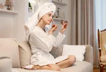 Дівчина в халаті фарбується