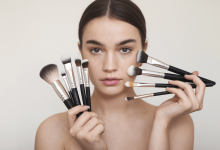 Дівчина з кистями