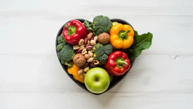 Продукти харчування лежать у посуді у формі серця