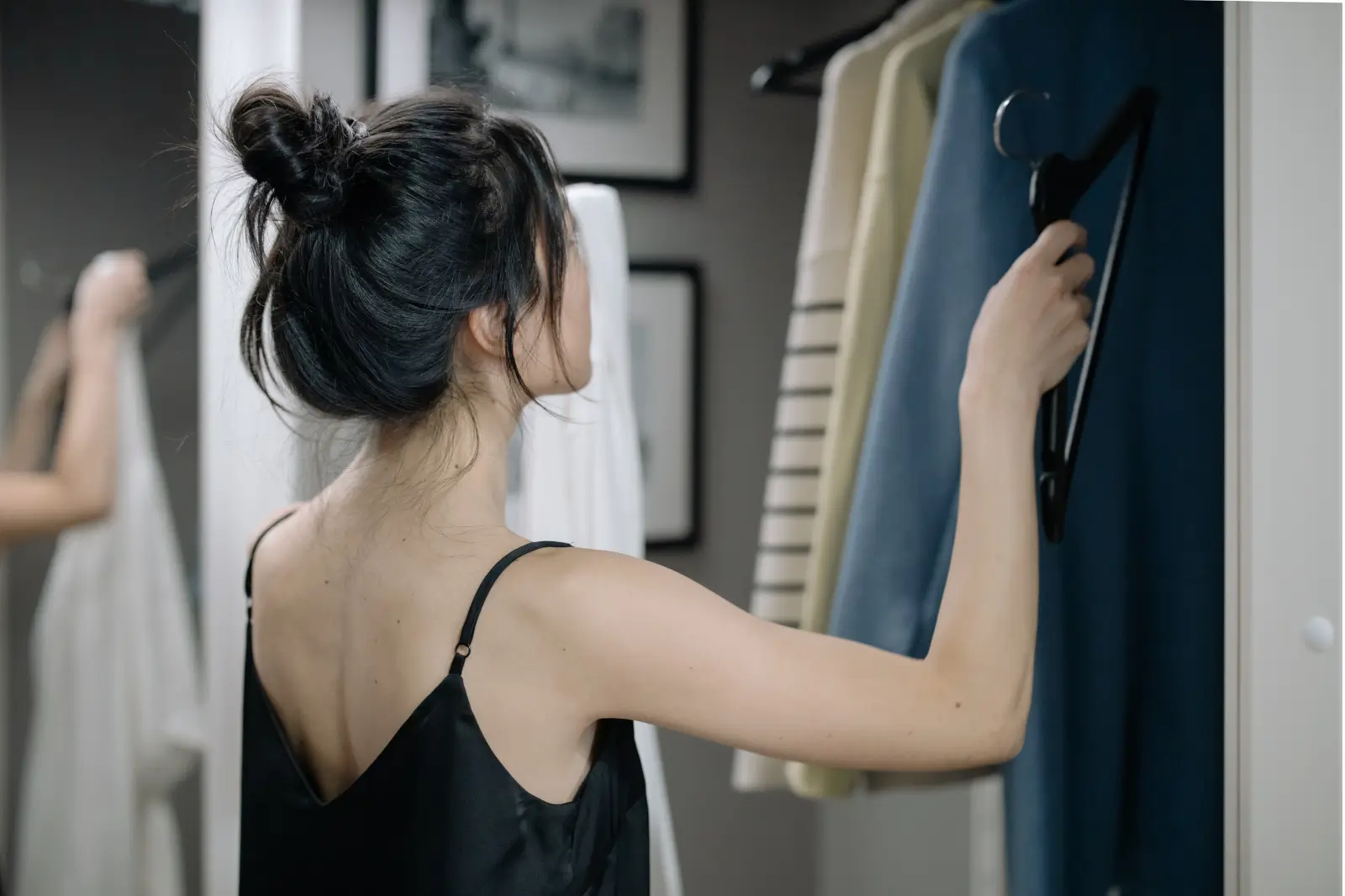 Девушка ищет моль в шкафу