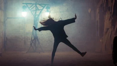 Дівчина танцює у тіні