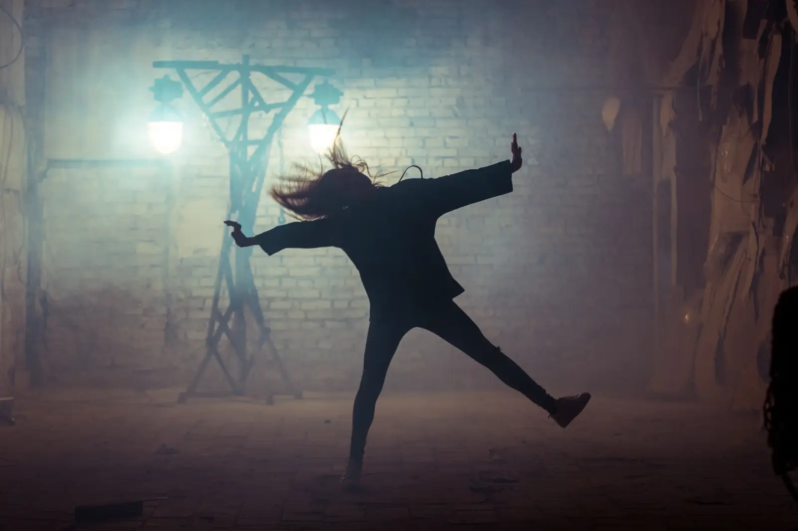 Дівчина танцює у тіні