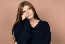 Девушка слушает жалобы по телефону