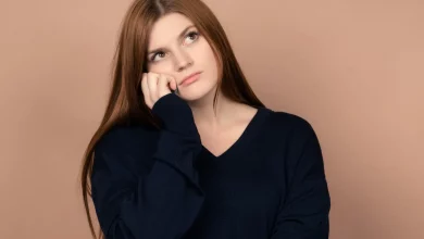 Девушка слушает жалобы по телефону