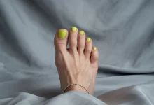 Модный педикюр 2025: какие цвета выбрать в июле?