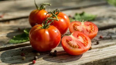 Помідори лежать на столі