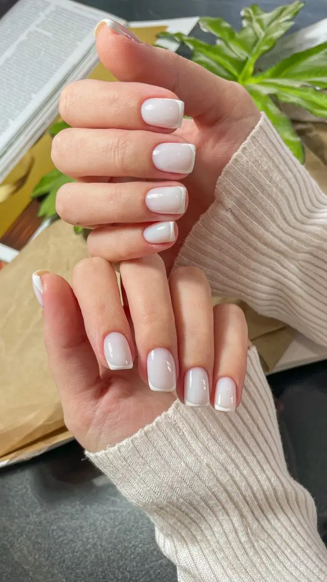 Легкая вуаль на коротких ногтях