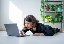 Девушка смотрит сериал и стояла планку