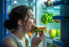 Девушка ест бутерброд