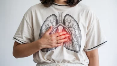 дівчина поклала руку на груди