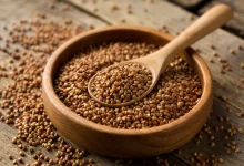 Гречка в дерев'яній ложці