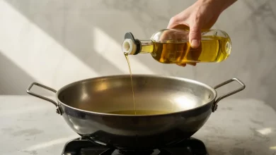 Масло для жарки льется на сковороду
