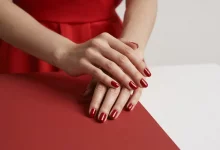 Девушка с красным маникюром