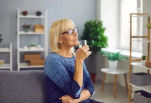 Жінка п'є напій