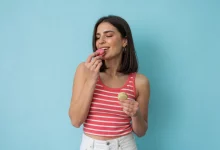 Дівчина їсть солодощі