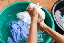 Дівчина прає руками